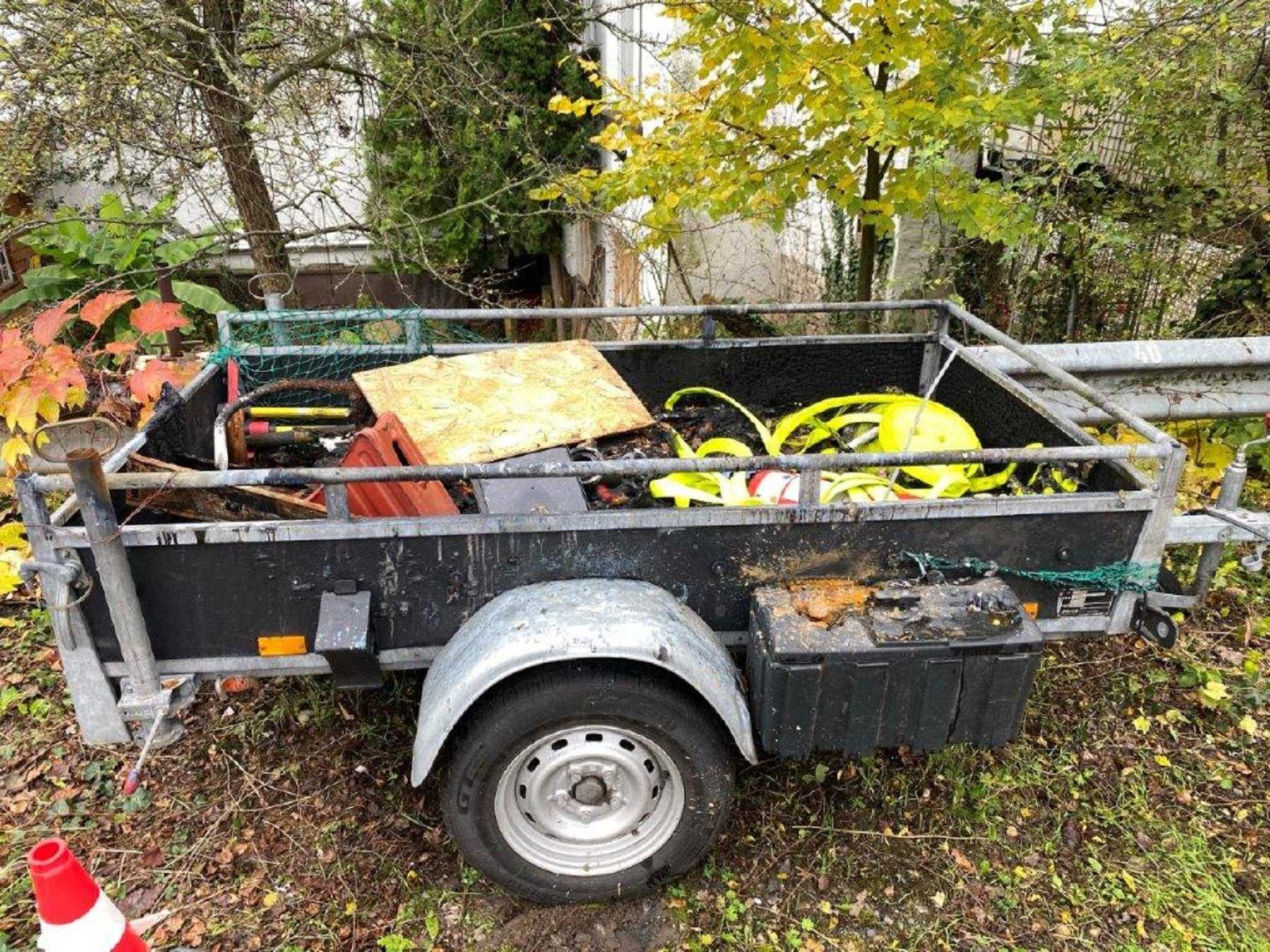 1 Anhänger offener Kasten - mit Brandschaden