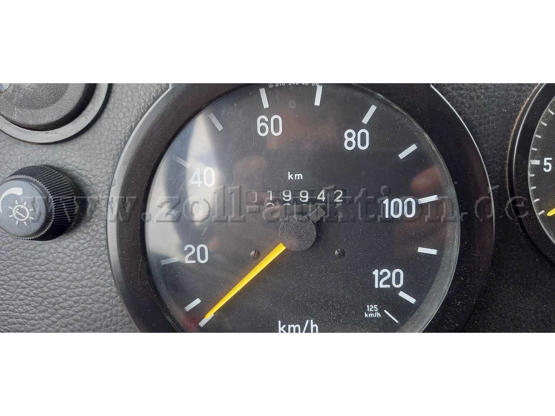 Ansicht Tachometer mit km Stand