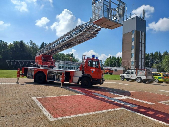 Seitenansicht mit ausgefahrenen Stützen