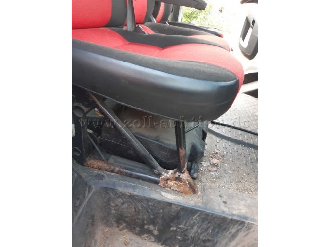 Bild 8:
Befestigung Beifahrersitz mit Rostschäden