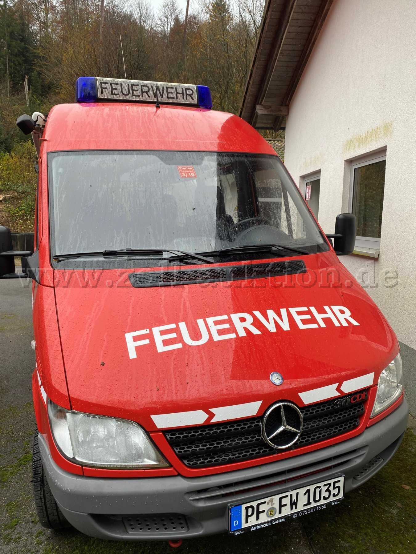 1 Feuerwehrfahrzeug - Mannschaftstransportwagen Daimler Chrysler