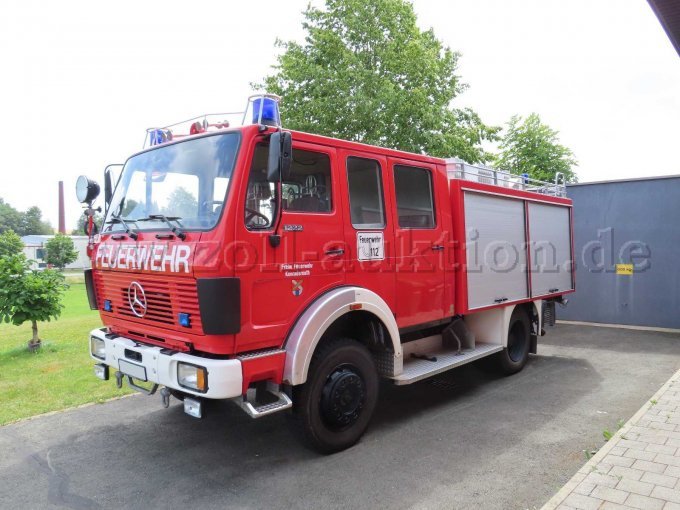 Rotes Feuerwehrfahrzeug Mercedes-Benz 1222
Ansicht vorne links
Blick auf die Fahrertür