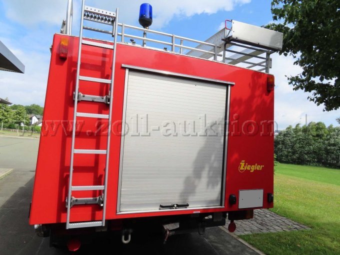 Rotes Feuerwehrfahrzeug Mercedes-Benz 1222
Nahansicht hinten frontal
Blick auf den feuerwehrtechnischen Aufbau