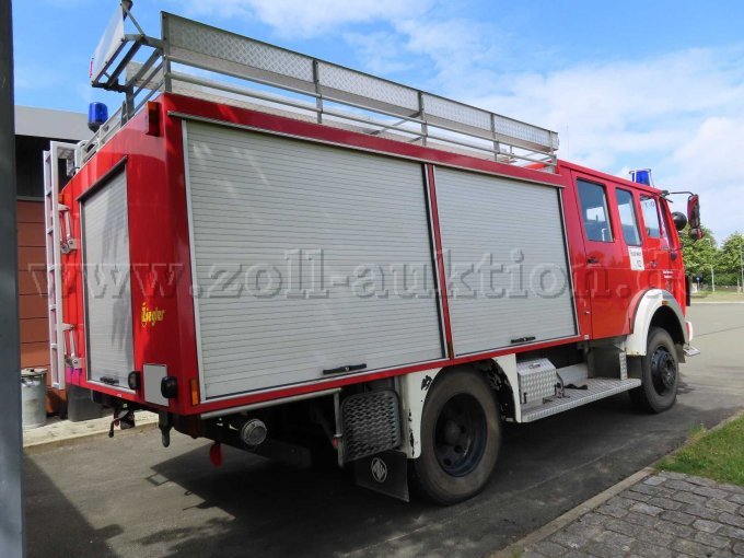 Rotes Feuerwehrfahrzeug Mercedes-Benz 1222
Ansicht hinten rechts
Blick auf den feuerwehrtechnischen Aufbau