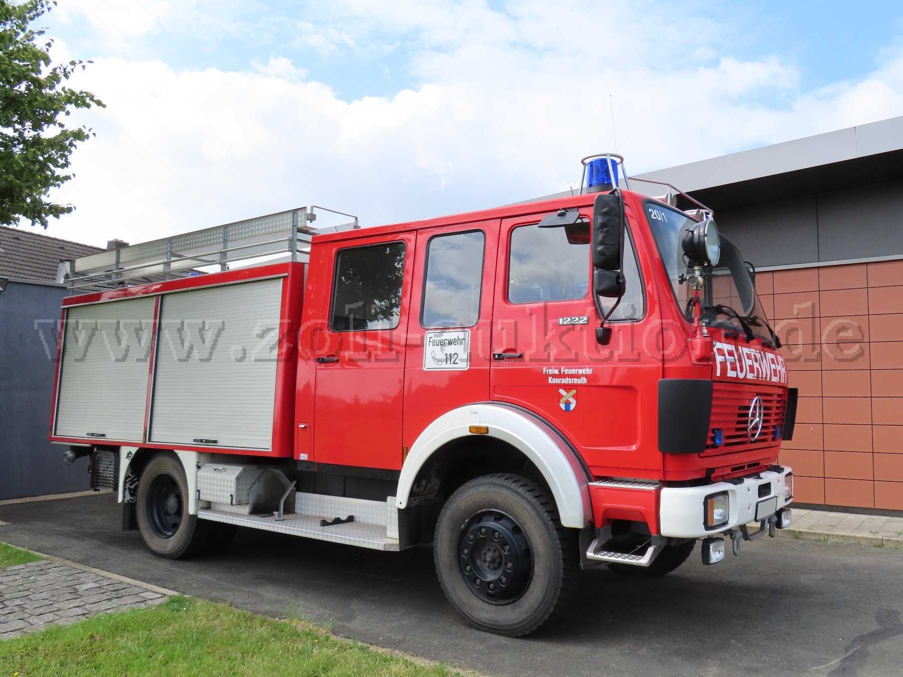 Rotes Feuerwehrfahrzeug Mercedes-Benz 1222
Ansicht rechts
Blick auf den feuerwehrtechnischen Aufbau und das Führerhaus des Fahrzeugs