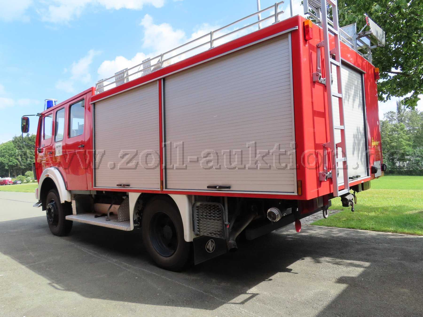 Rotes Feuerwehrfahrzeug Mercedes-Benz 1222
Ansicht hinten links
Blick auf den feuerwehrtechnischen Aufbau