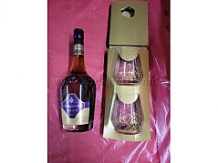 Ansicht Cognacflasche mit 2 Gläsern