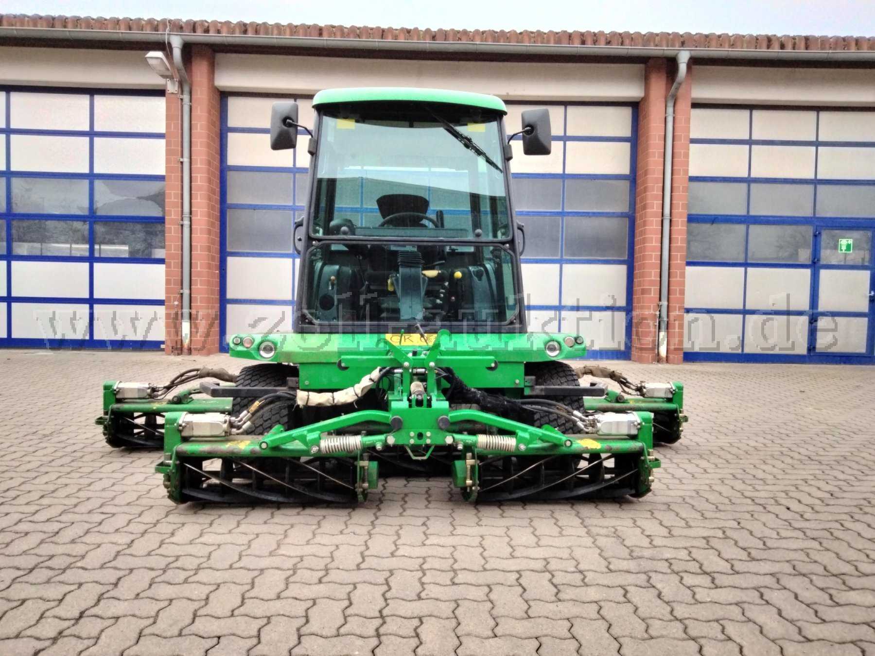 1 John Deere Großflächenspindelmäher mit Kabine