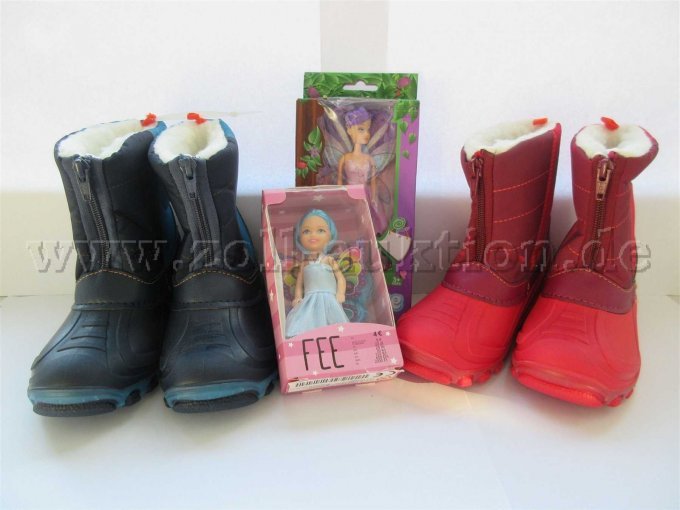 Konvolut Kinderstiefel und Puppen