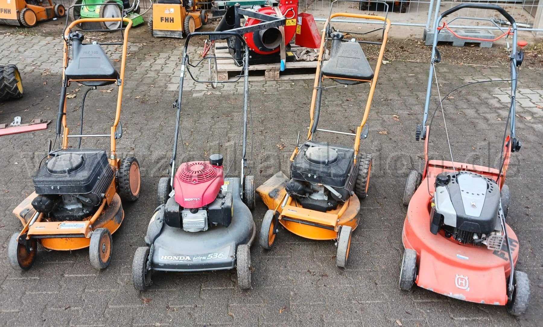 1 Konvolut bestehend aus 4 Handrasenmähern - für Bastler