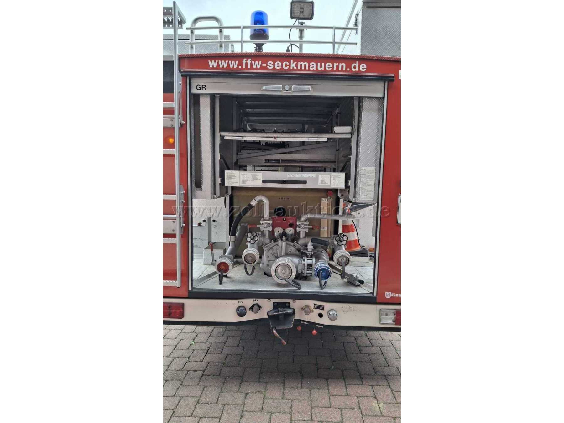 Der Geräteraum vom Feuerwehrfahrzeug ist geöffnet.