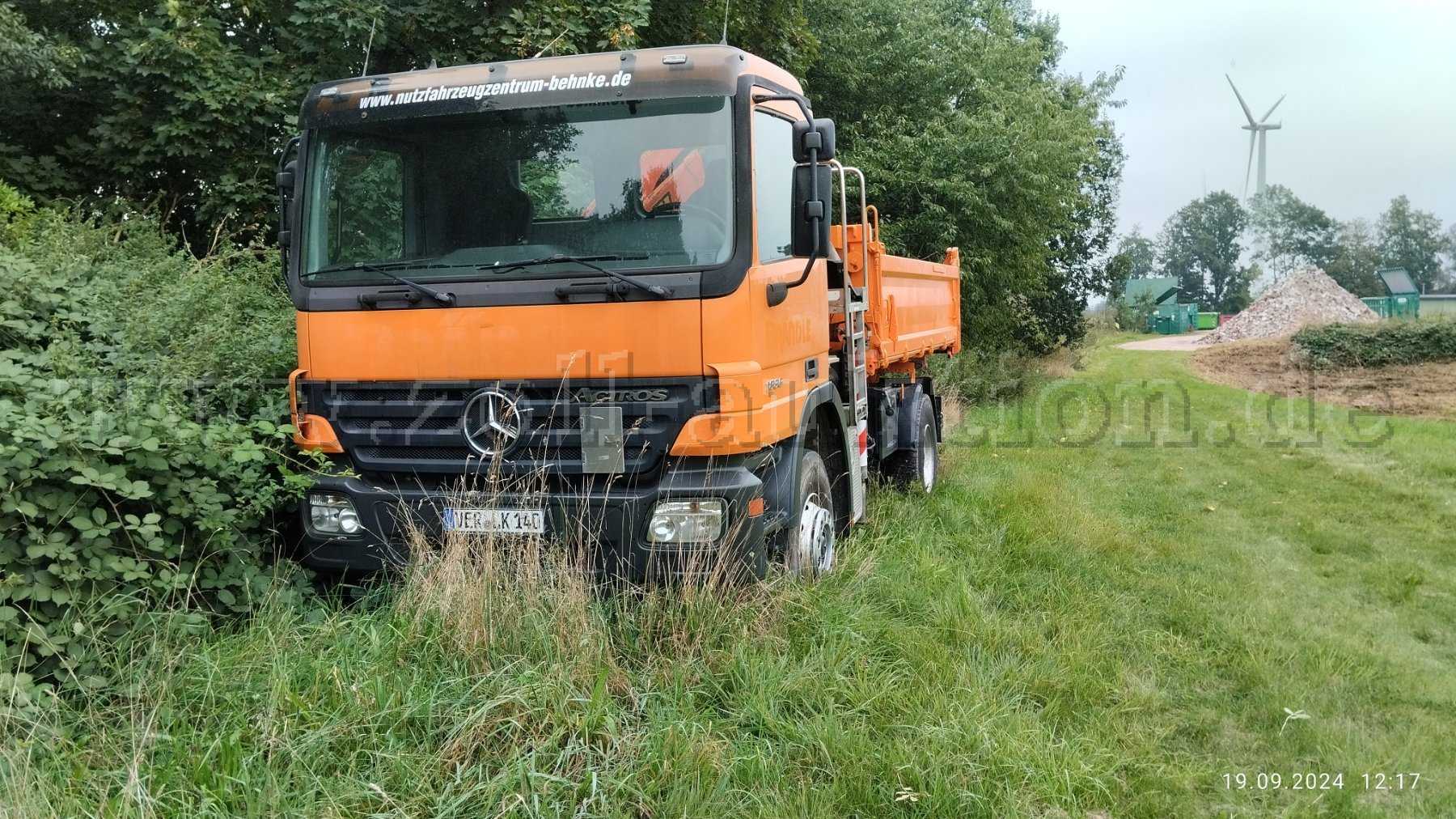 1 Mercedes-Benz Actros LKW Kipper mit Ladekran