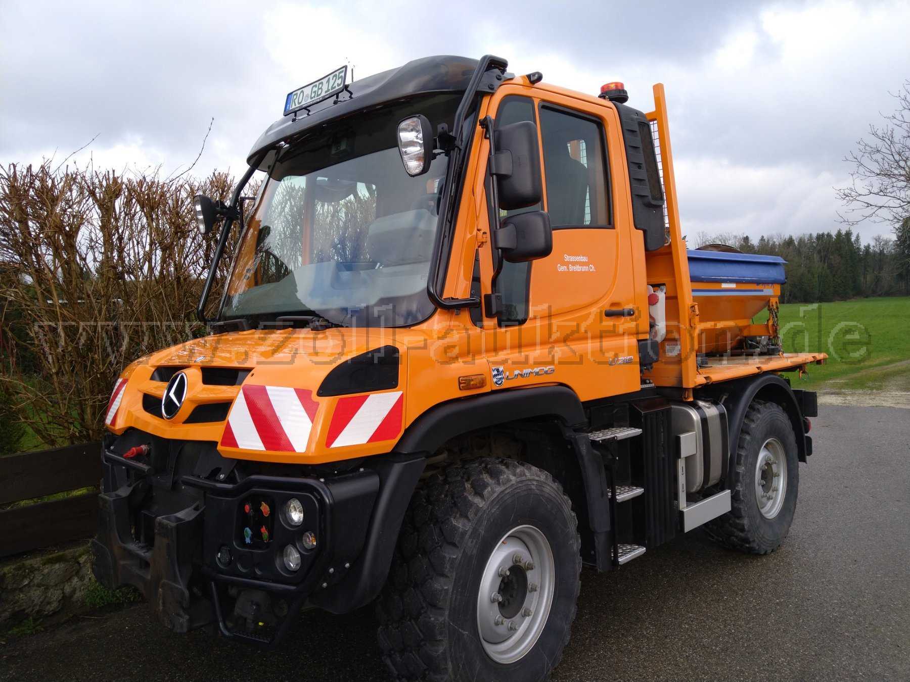 1 Mercedes-Benz Unimog U218 mit Streuer