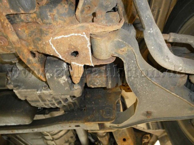 Nissan Navara mit Hardtop, Bastlerfahrzeug, Ersatzteilspender, defekt, gebraucht: Detailansicht durchrosteter Vorderachsträger
