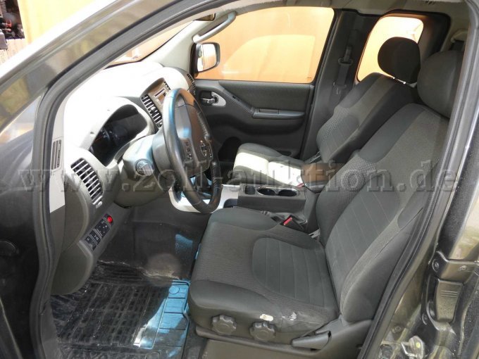 Nissan Navara mit Hardtop, Bastlerfahrzeug, Ersatzteilspender, defekt, gebraucht: Detailansicht Fahrzeuginnenraum vorne
