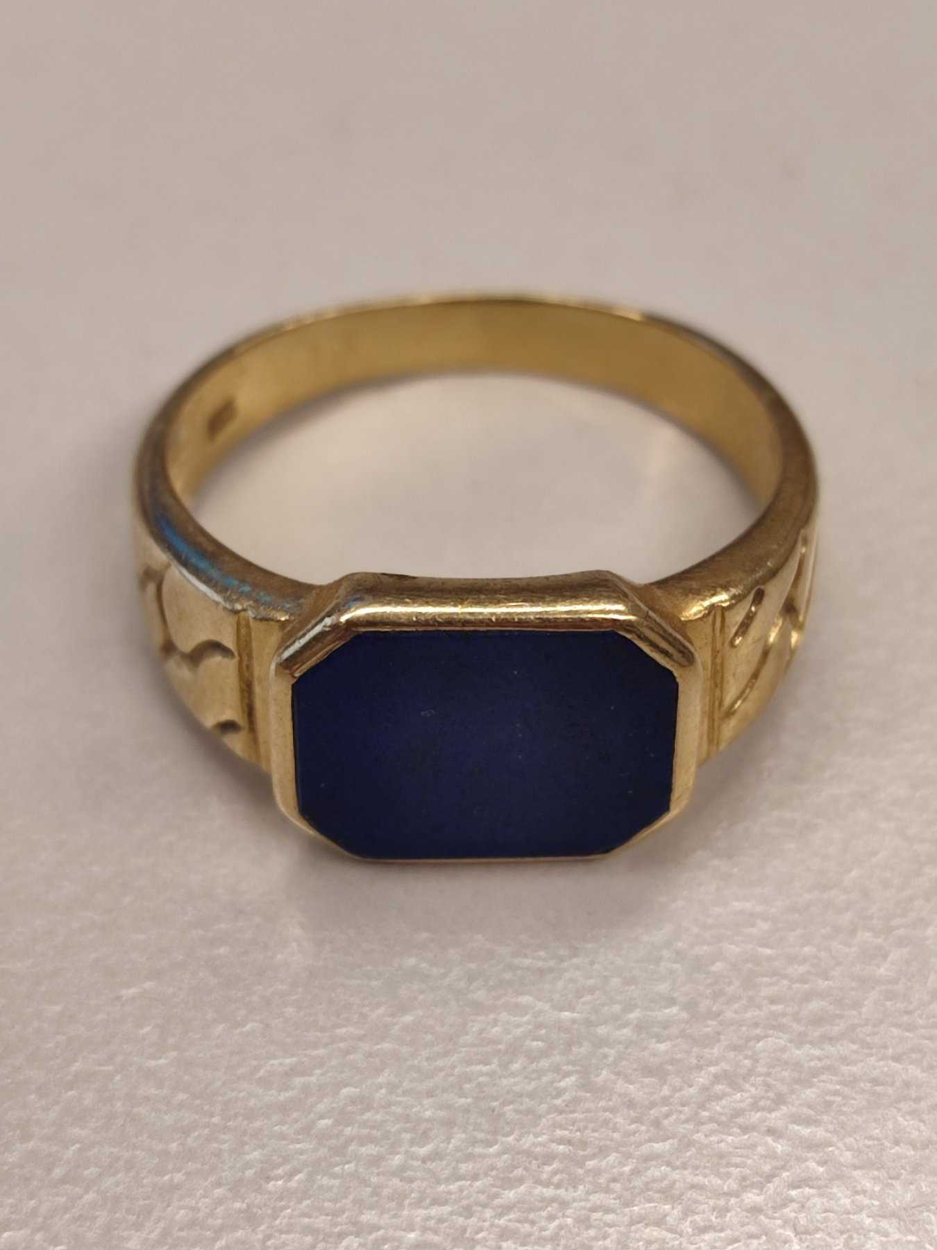 1 Ring *** 14 Karat Gelbgold *** im Ringkopf Lapislazuli***