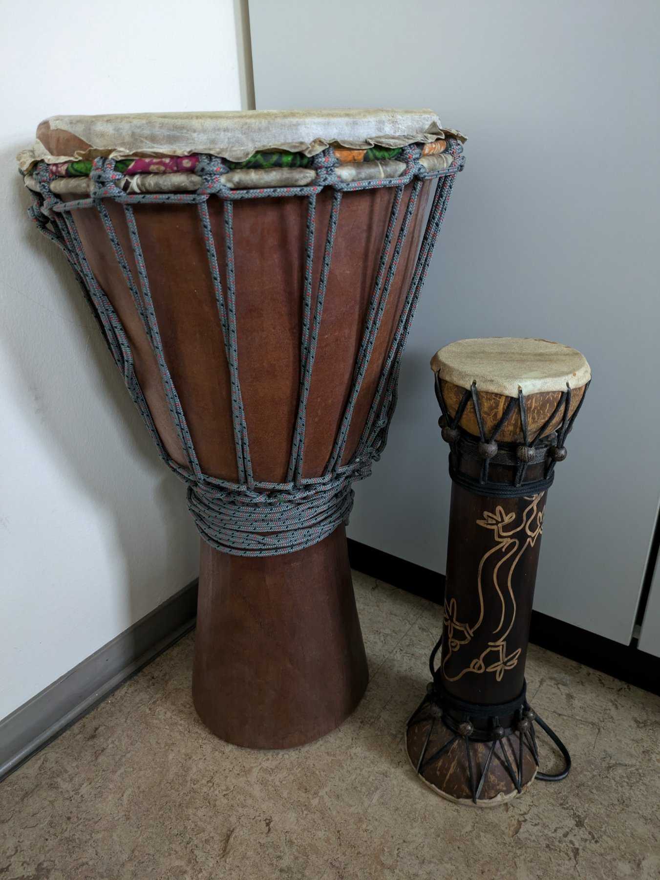 1 Sammelposten: 2 Djembe Trommeln, gebraucht