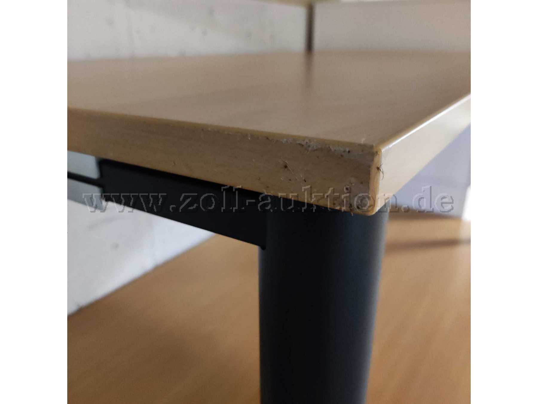 Schreibtisch mit tiefergehenden Kratzern / Abschürfungen