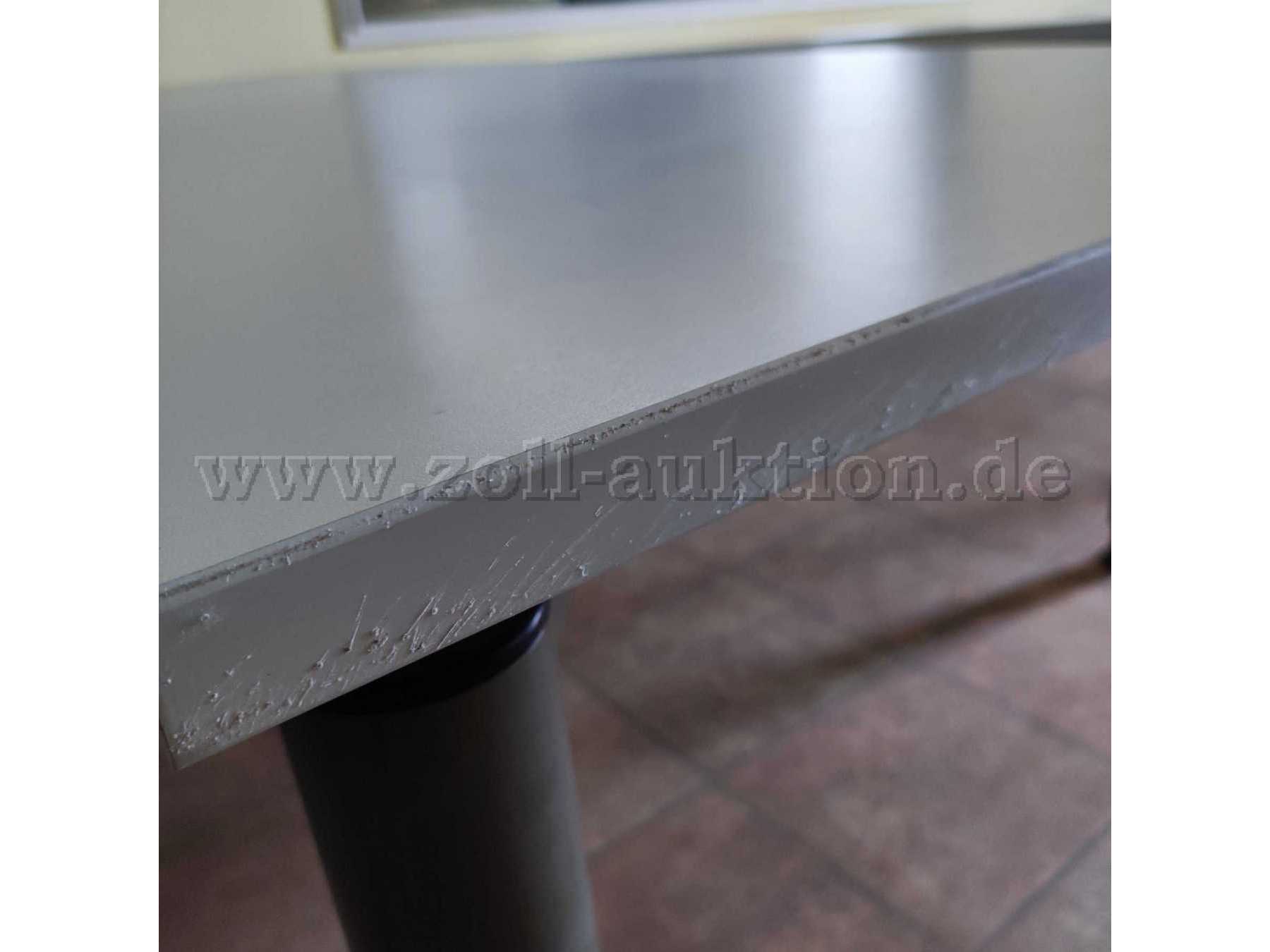 Tischplattenbereich mit tiefergehenden Kratzern / Abschürfungen