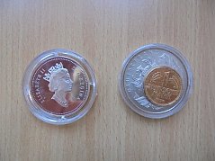 2 Silbermünzen Elisabeth II D. G. Regina und 1 Deutsche Mark