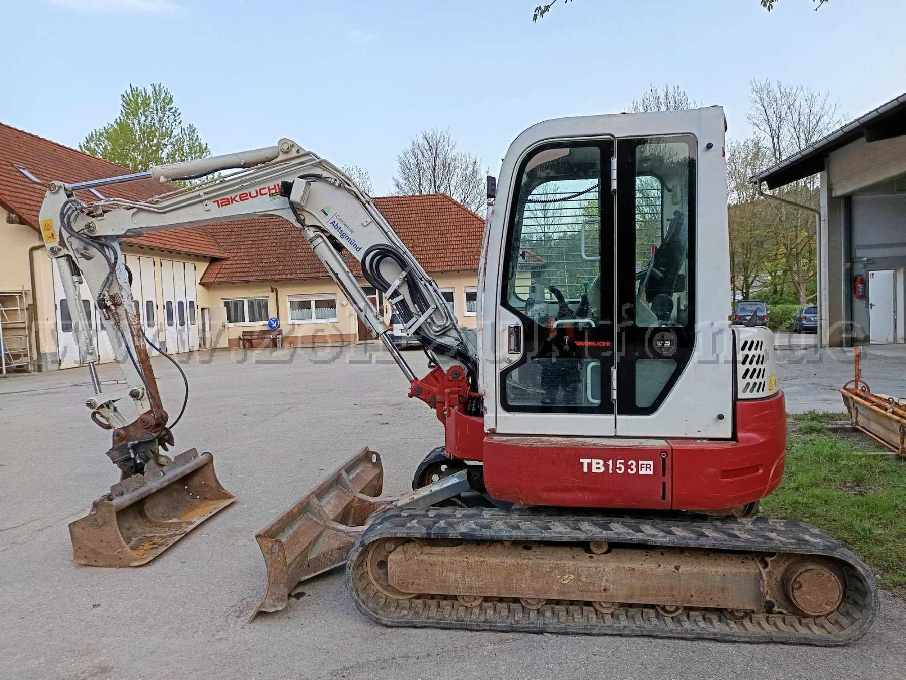 Ansicht linke Seite mit Grabenschaufel 1400 mm