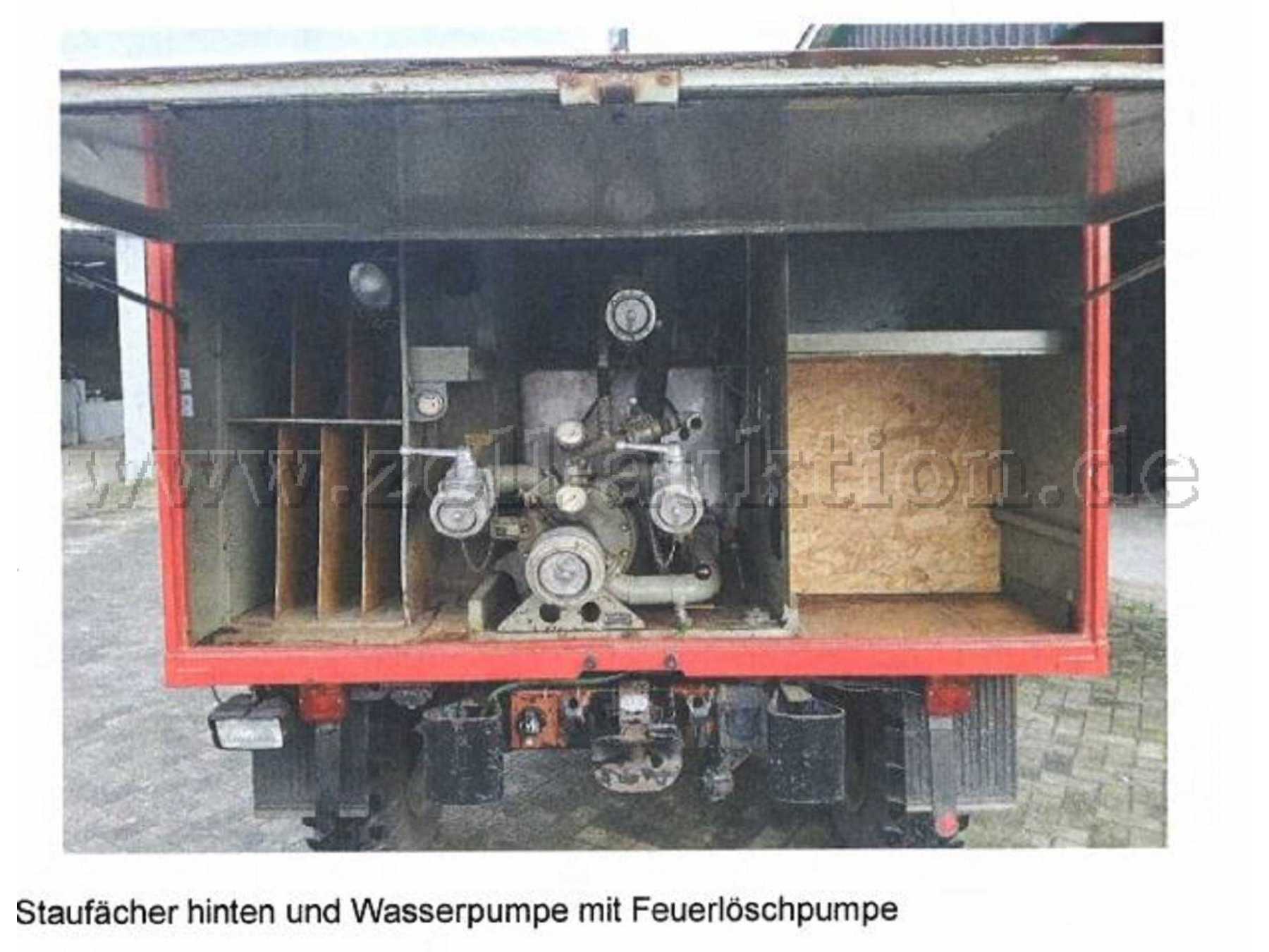 Staufächer hinten und Wasserpumpe mit Feuerlöschpumpe