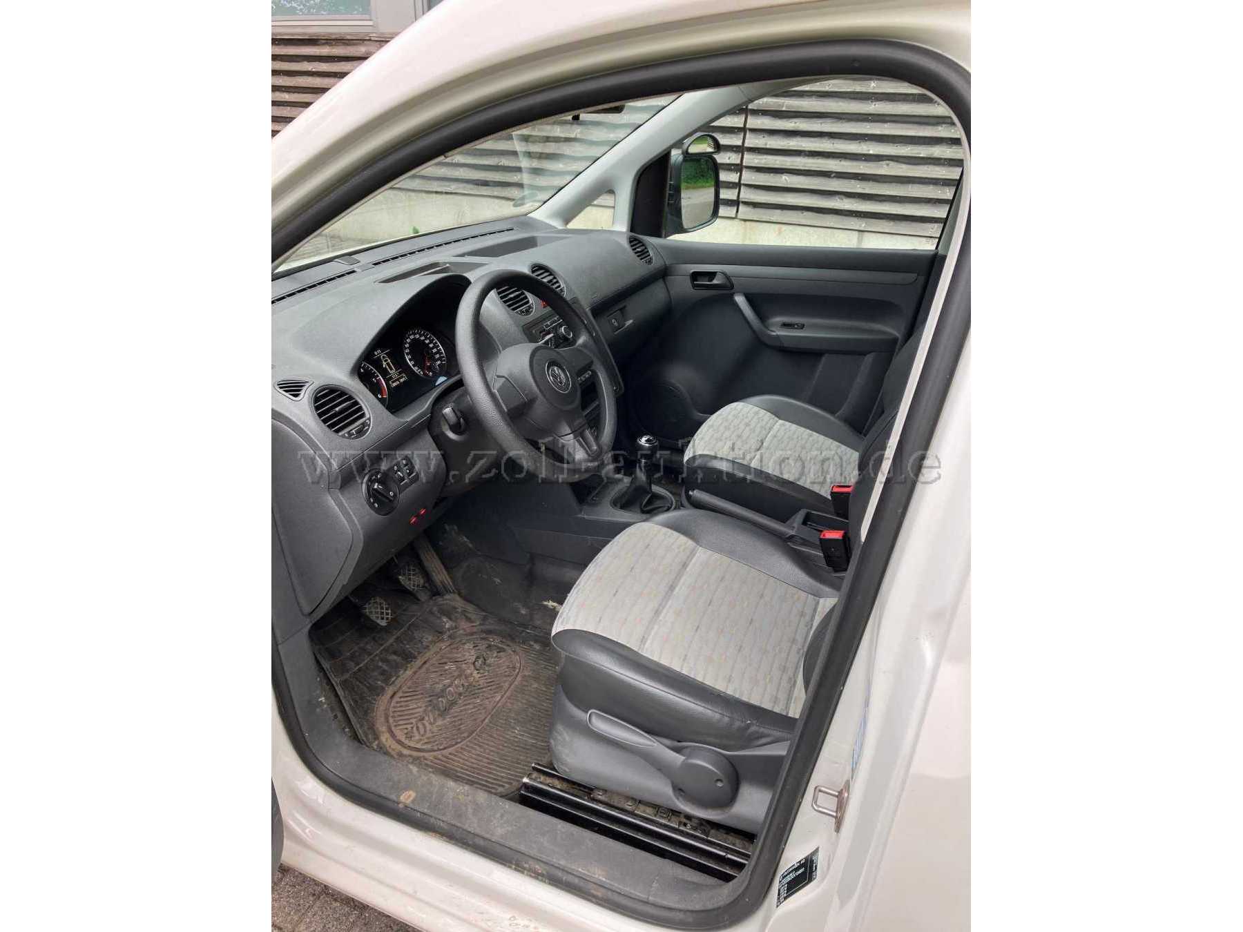 VW Caddy 2.0 Kabine innen, Fahrertür geöffnet