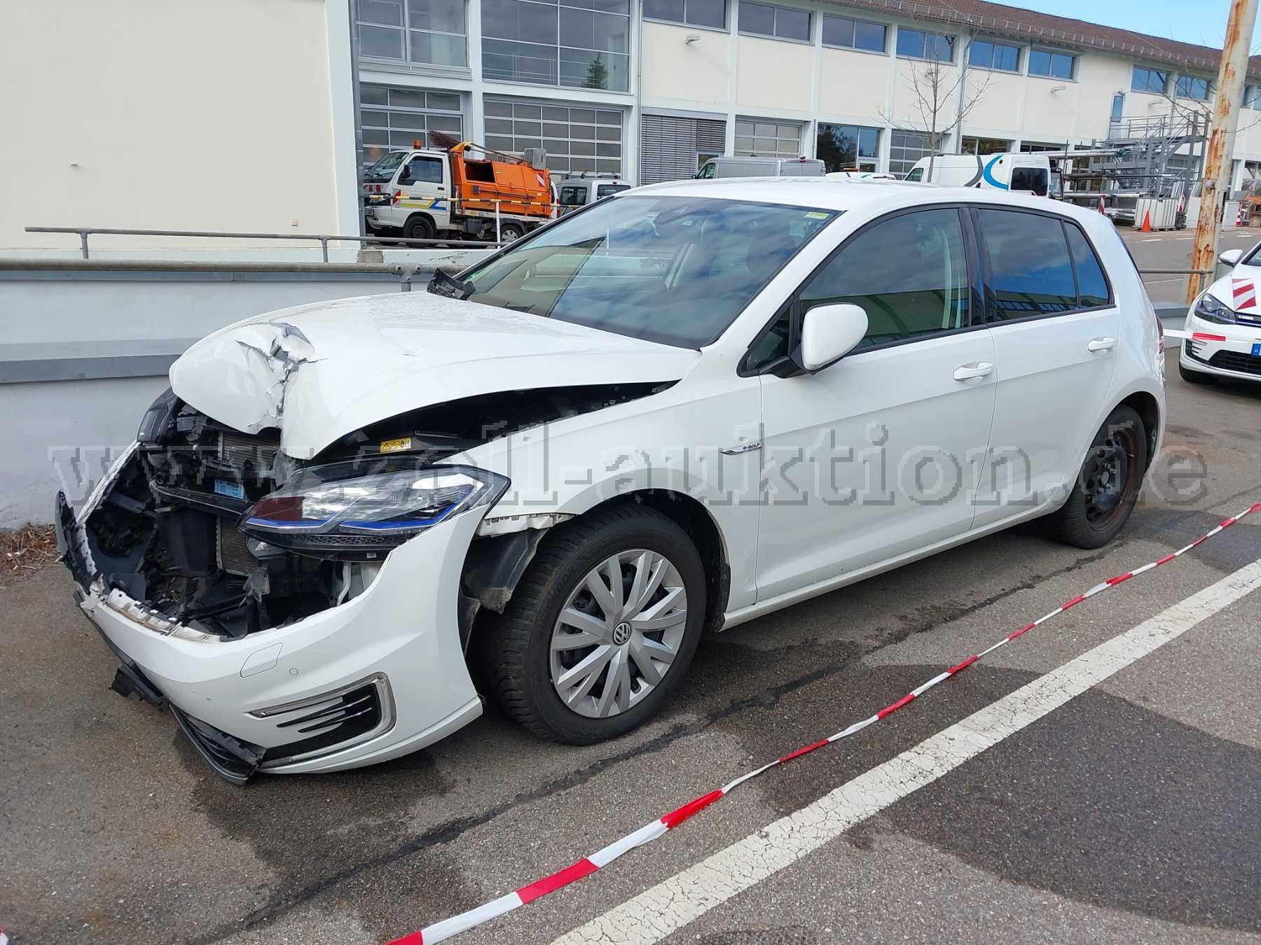 1 VW e-Golf Unfallfahrzeug