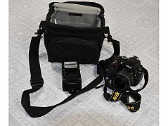 1 digitale Kamera „Nikon“ D5300 mit Kameratasche und Blitzlicht "Nikon" SB-22