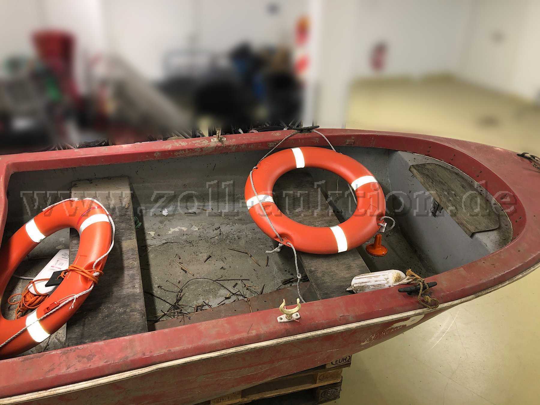 Gebrauchtes Ruderboot von einer unbekannten Marke (mit Zubehör, ohne Motor), Innenraum (stark verschmutzt)