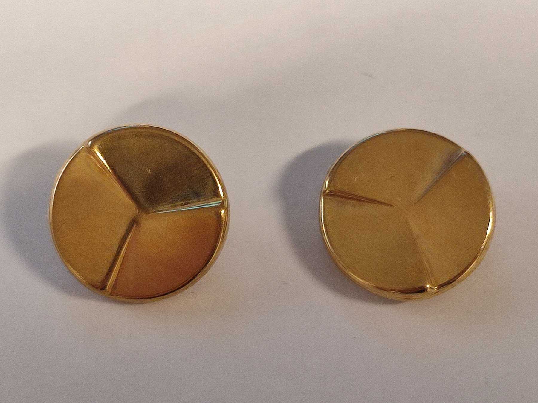 2 Manschettenknöpfe *** 18 Karat Gelbgold u. Metall