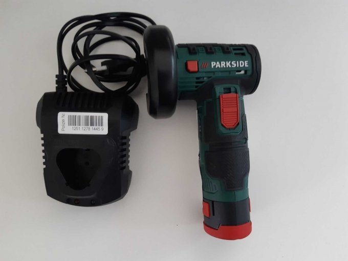 Akku-Winkelschleifer der Marke Parkside mit Ladestation
12Volt Durchmesser 76 mm